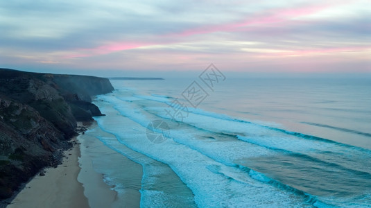 美丽的一种海浪从葡萄牙ValeFigueiras海滩美丽日落的空中图片
