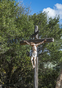 宗教的叉灵圣徒基督在上与一起的宗教纪念碑在上的萨尔迪尼亚岛路口图片