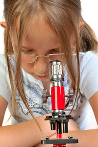 女孩学习用显微镜白底斯克莱兹涅夫科学光的图片