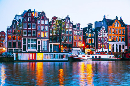 黄昏旅行克拉夫琴科荷兰阿姆斯特丹与尔河的夜间城市景色图片