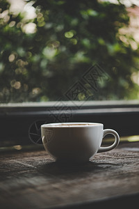 复古的棕色白咖啡馆木制桌上一杯咖啡图片