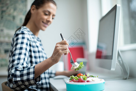 带走办公室女工在服务台吃健康鸡肉沙拉午餐20多岁电脑图片