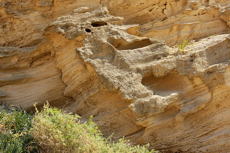 有质感的石破裂自然地多孔岩石的斜坡图片
