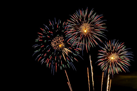 快乐的火夜间彩色烟花为庆祝周年纪念活动展示背景的色彩多烟花节日图片