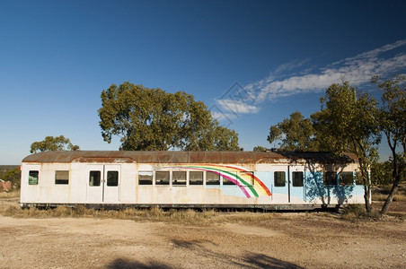 壁画光谱威尔士沙漠中的旧火车厢上面画着彩虹图片