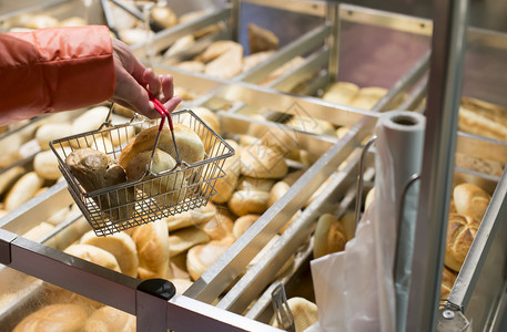 在超市买面包在商店食物购篮子图片