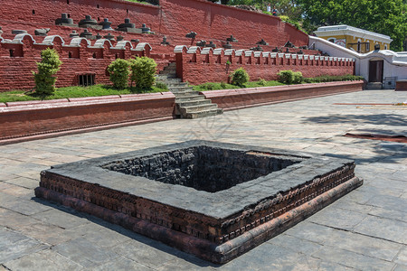在尼泊尔普什帕蒂那寺庙内被黑色烟灰覆盖的广场石坑黑色煤烟复杂图片