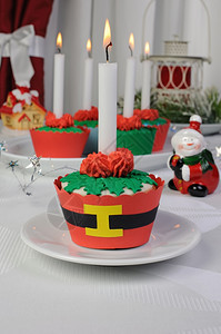 新的假期蛋糕以圣诞鲜花奶油和马西潘面粉为形式的松饼图片