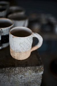 白色的喝模糊背景陶瓷咖啡杯上的酒吧图片