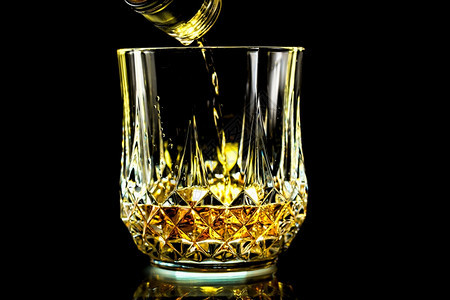 金子从酒瓶里倒杯威士忌一冰红威士忌酒精瓶子图片