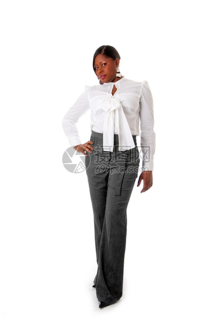 摄影黑色的女身着白衬衫和灰色裤子站立手举臀与世隔绝的非洲美籍女商人图片
