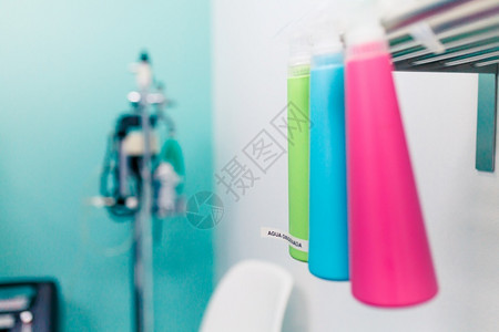 彩色烟雾装有细菌消毒剂的彩色瓶子手术氢防腐剂背景