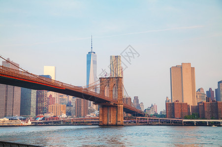 商业东地标下曼哈顿市风景与布鲁克林桥图片