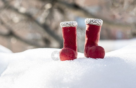 庆典季节小红月靴子在雪上穿小红月靴子传统的图片