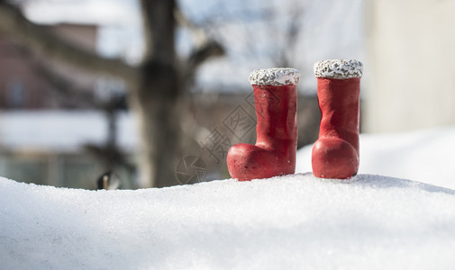 喜庆的小红月靴子在雪上穿小红月靴子季节传统的图片
