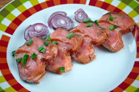 可口三文鱼切片Rakfisk挪威用鳟鱼或有时加烧盐和发酵制成的挪威鱼盘图片