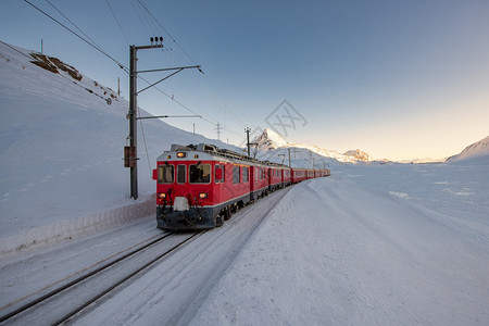 运输瑞士表示伯尔尼纳通过地区期间的红列车图片