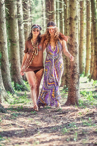 微笑伍德斯托克放松一群嬉皮风格的女子在树林里漫步图片
