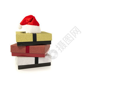 3个红银和金的礼物盒上面有圣塔克休斯帽白底隔离在色背景上黄的帽子生日图片