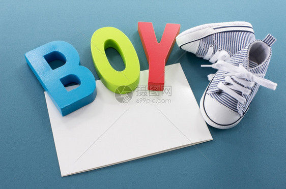 鞋带恭喜你用小运动鞋的男孩卡蓝色运动图片