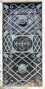庞特覆盖18日世纪初建于葡萄牙里斯本Alcantara的CondesdaPonte宫入口处窗户上的精心设计铁烤栅详细内容图片
