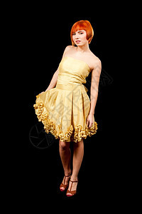 女孩裙子穿黄色鸡尾装的美丽高加索红发女人站着倾斜与世隔绝背景图片