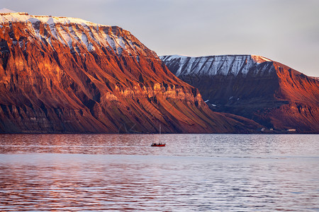北冰洋高地斯瓦尔巴群岛皮茨贝根的长年比恩附近Liefdefjord山上的晚午阳光海岸艾伦旅行图片