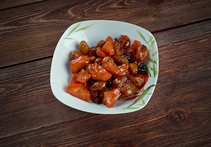 齐姆斯自制tzimmes传统阿什克纳齐犹太人甜菜由胡萝卜和干果如梅片或葡萄干制成晒图片