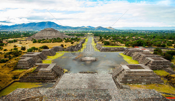 古老的蓝色最佳从墨西哥金字塔顶端看的墨西哥中央金字塔图片