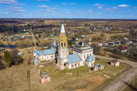 俄罗斯Ivanovo地区Rodnikovsky区Parskoy村的圣约翰浸信会教堂从鸟眼的观点来看圆顶英石宗教图片