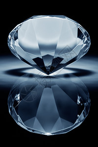 黑色反射背景的钻石光辉闪耀蓝色的火花克拉图片素材