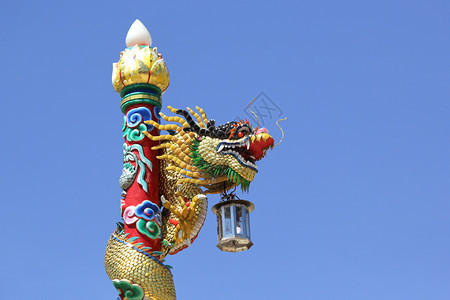 金子丰富多彩的龙在圣殿柱子上有着美丽的天空背景传统图片