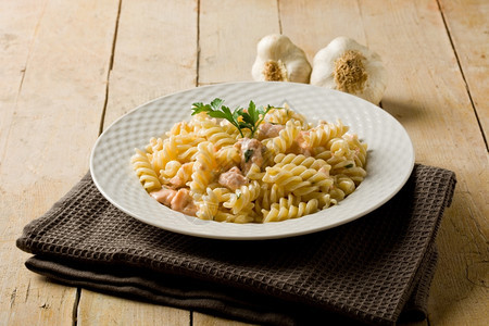 螺丝钉照片美味的意大利面鲑鱼和木本底奶油三文鱼意大利语图片