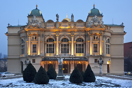 冬天189年波兰克拉科夫旧城区古朱利沙斯图纳基剧院1893年开业泛光灯镇图片