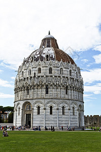 广场圆顶参观圣约翰浸礼会的游客这是比萨大教堂建筑群的一部分洗礼图片
