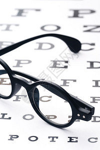 视力表上的黑色眼镜框图片