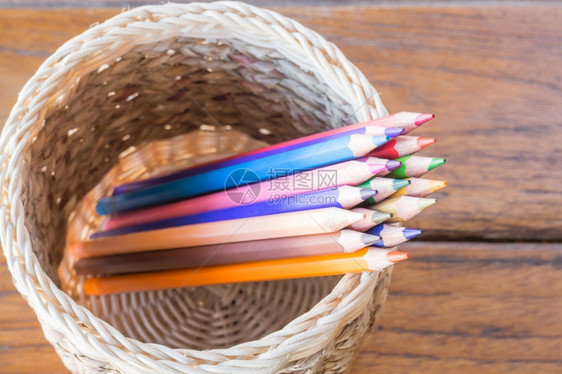编织篮里的彩色铅笔图片