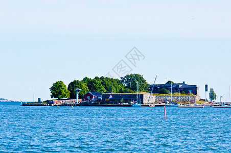 岛支撑赫尔辛基海滨上属于赫尔辛基的咸海小溪口景树图片