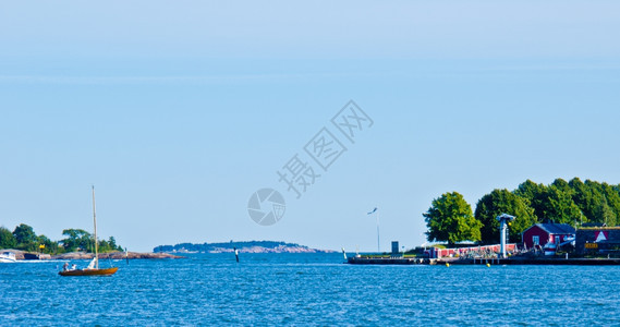 芬兰赫尔辛基海滨上属于赫尔辛基的咸海小溪口景支撑雅各布斯图片
