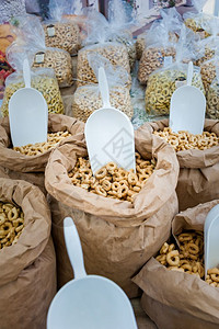 美食纳达林咸Taralli意大利Puglia市场上阿普利亚地区烹饪典型的意大利传统零食图片