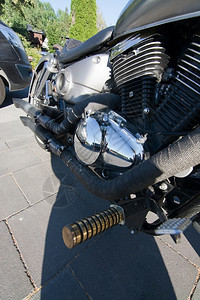 车轮瑞典自行制造的摩托车铬和白前轮自己制造的摩托车铬和白前轮骑自行车的人引擎图片
