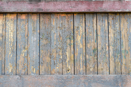 硬木板的旧墙带有破的黄色油漆画控制板图片