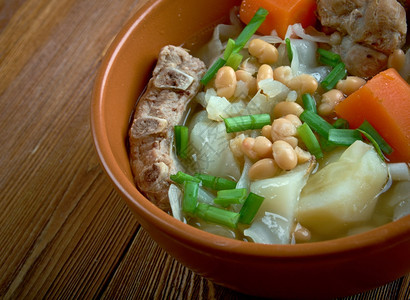 炖一顿饭Ollada巴伦西亚班牙汤中带有猪排和蔬菜的传统午餐图片