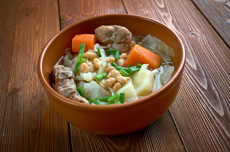 Ollada巴伦西亚班牙汤中带有猪排和蔬菜的传统辛辣瓦伦西亚水平图片