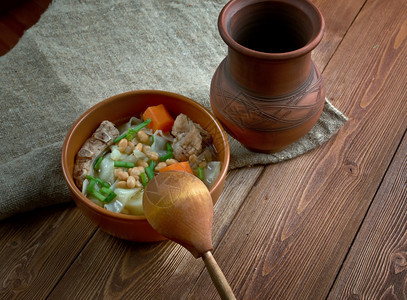 盘子美食豆Ollada巴伦西亚班牙汤中带有猪排和蔬菜的传统图片