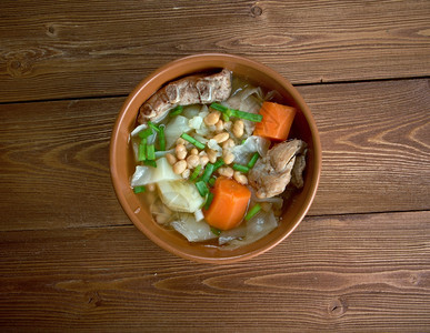 一顿饭Ollada巴伦西亚班牙汤中带有猪排和蔬菜的传统美食图片
