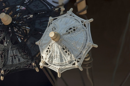 阳伞保加利亚黑色的在意大利威尼斯Burano出售传统手工制作的雨伞图片