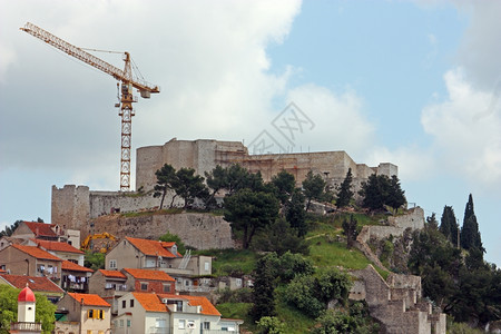 老的圣迈克尔堡垒要塞位于克罗地亚老城上空的Sibenik镇欧洲建造图片