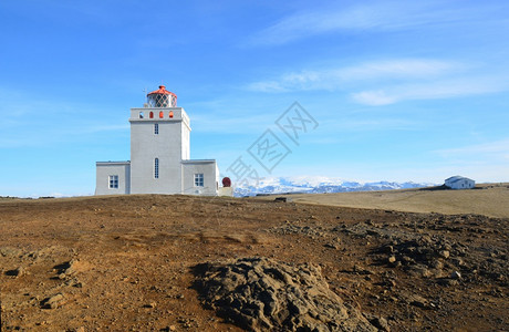 灯笼红色的冰岛维克南部的Dryholaey灯塔南岸图片