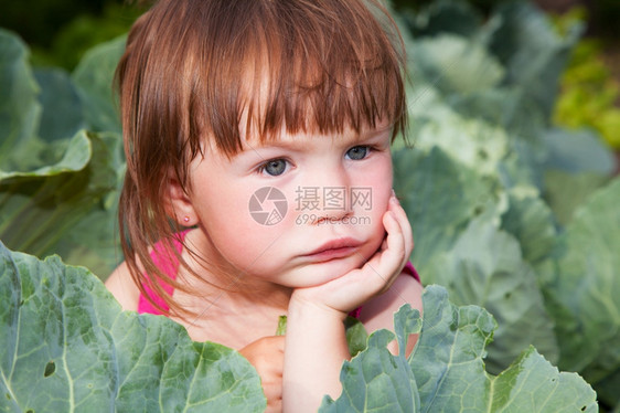 面露伤心的可爱小女孩图片